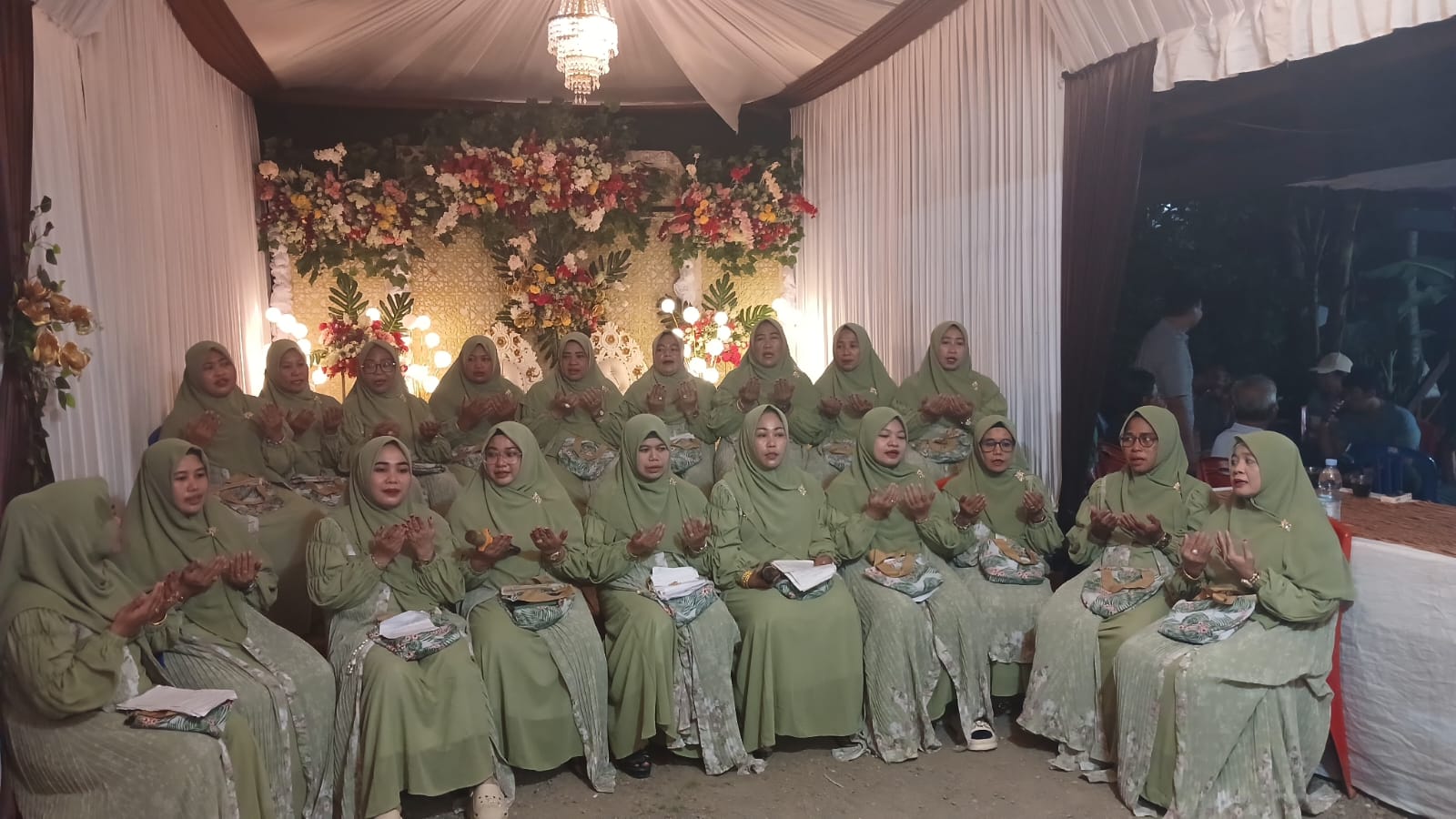 Kelompok Sholawat Firqatun Najia Binaan PAI; Meriahkan Hatamul Qur’an di Desa Massulowalie