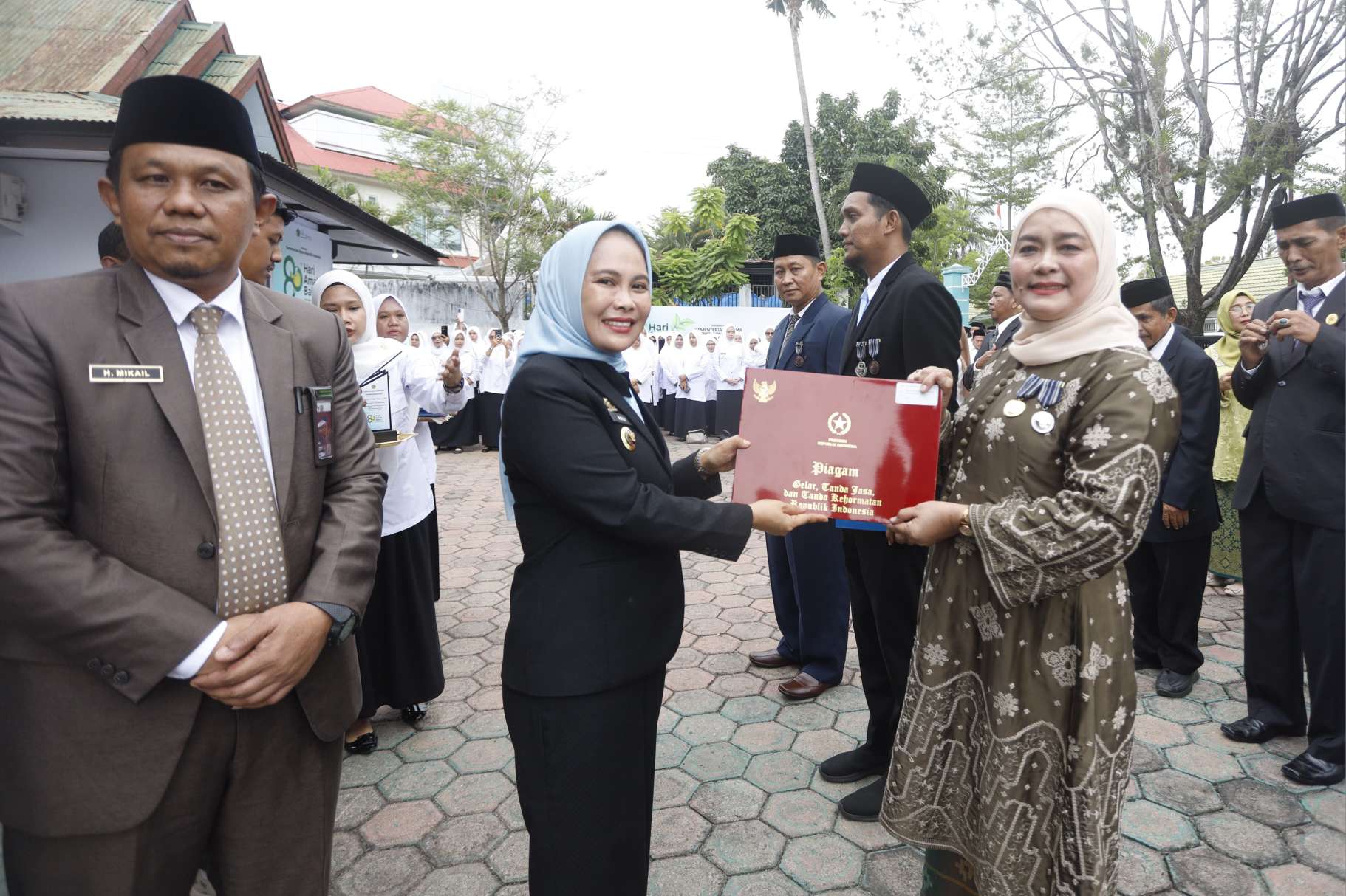 Walikota Palopo Hj. Naili Trisal Serahkan Satya Lencana Kepada ASN Kemenag