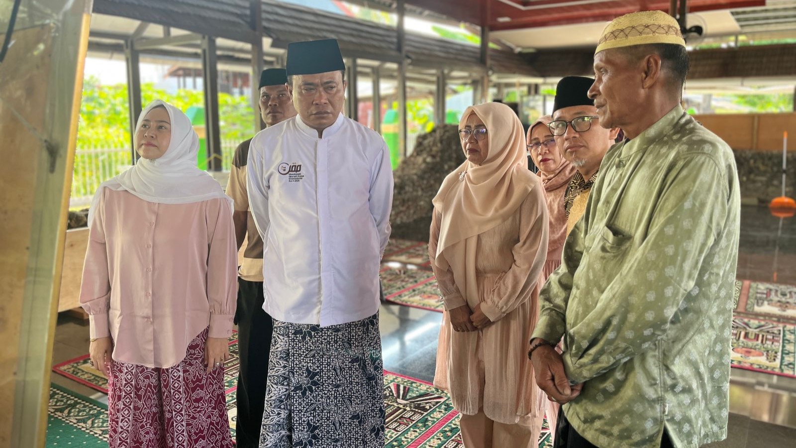 H. Zamroni Azis Dan Pembina DWP Kanwil Kemenag NTB Saat Ziarah di Makam Tua Tosora