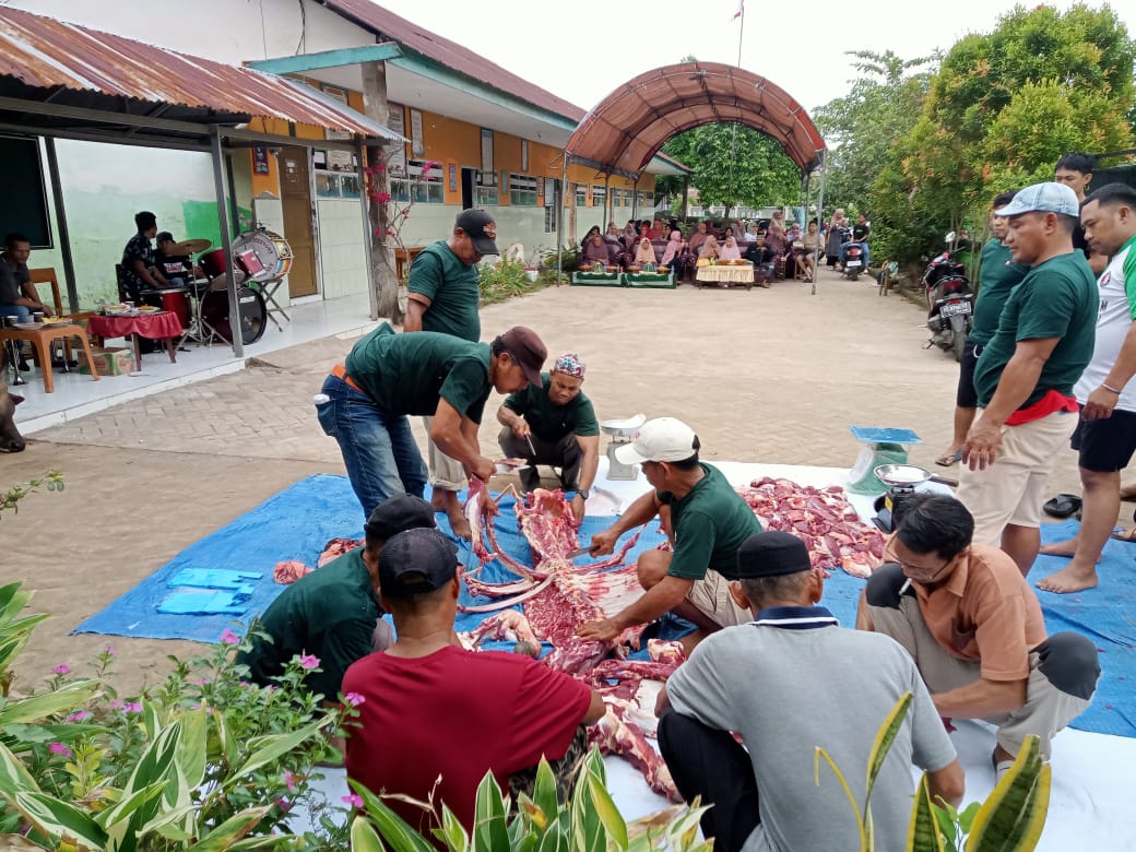 Suasana pemotongan hewan qurban di halaman madrasah