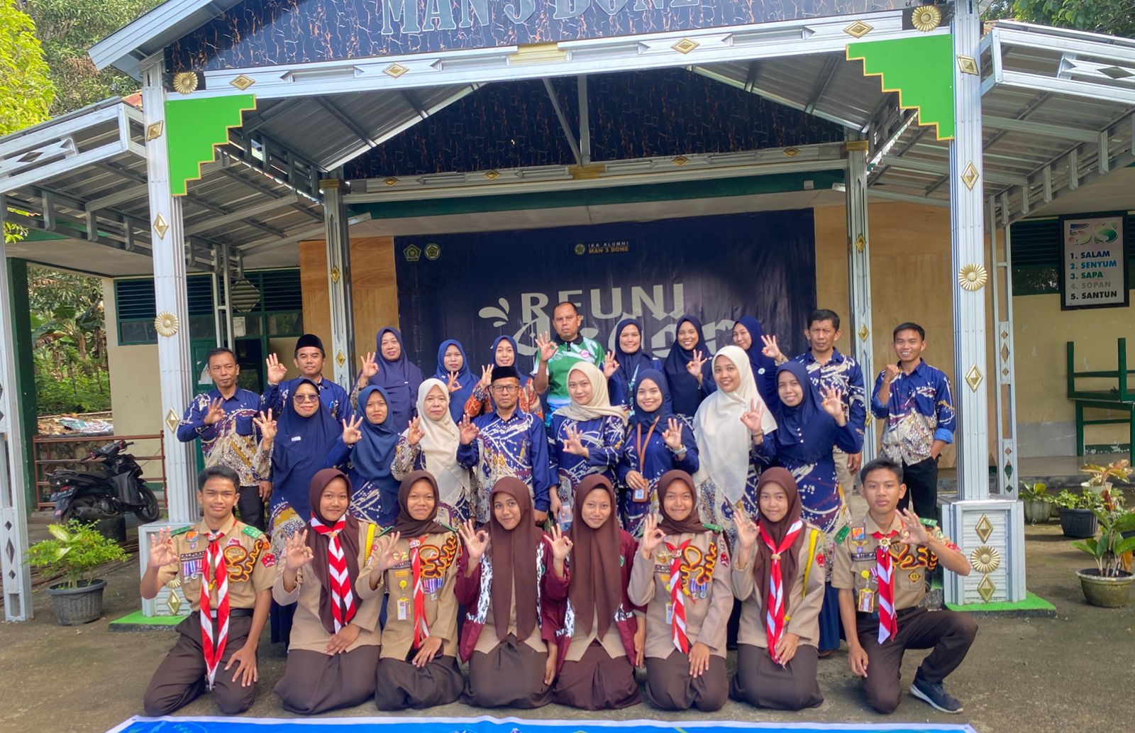 Foto Bersama Pendidik dan Peserta Didik MAN 3 Bone Usai Upacara Peringatan HARDIKNAS