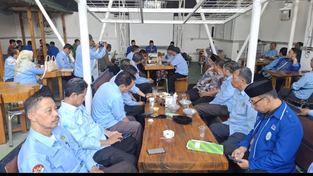 Kakankemenag Kota Makassar H.Irman bersama dengan para penhulu saat meberikan arahan