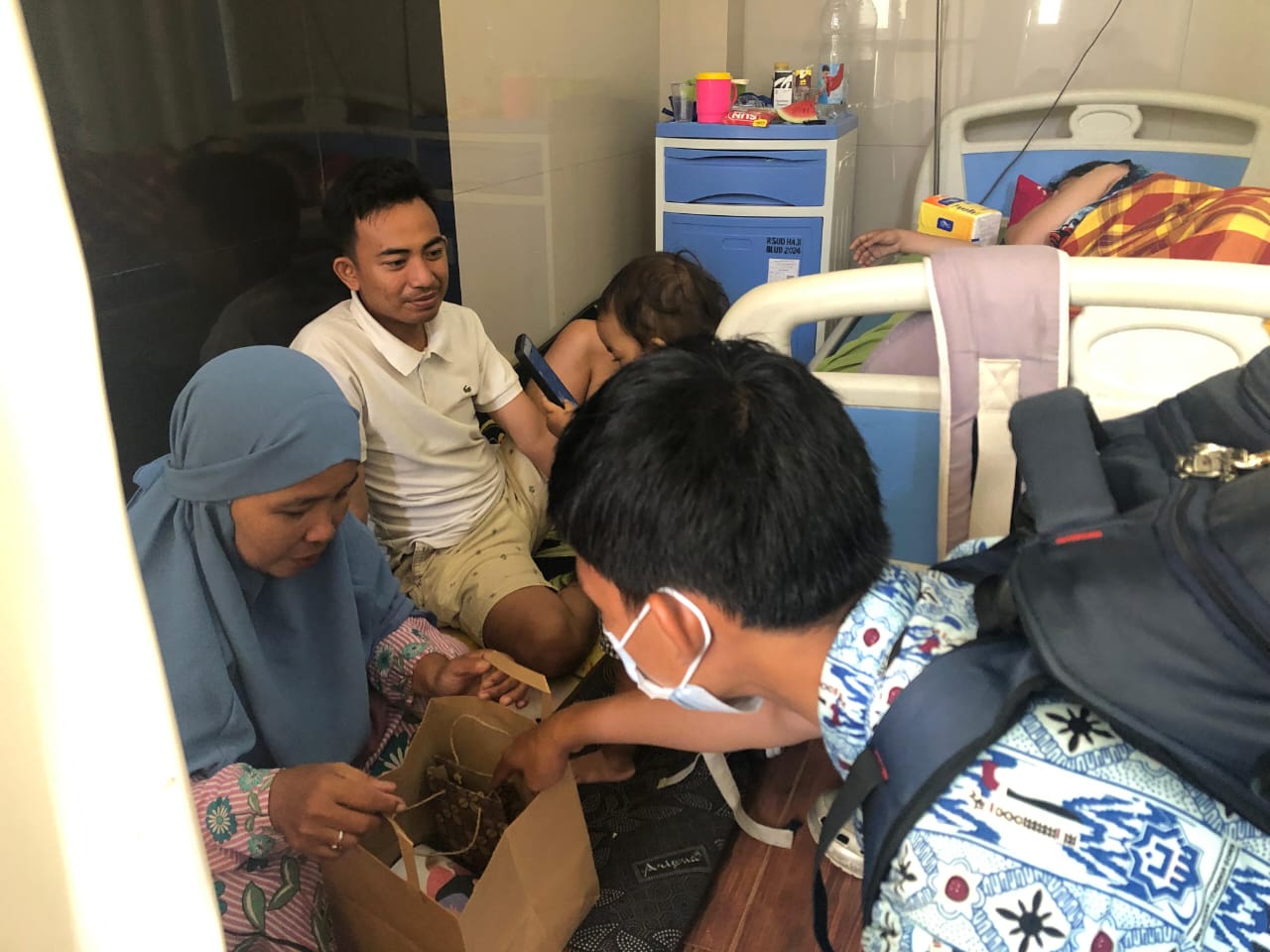 Siswa berinteraksi dengan keluarga pasien