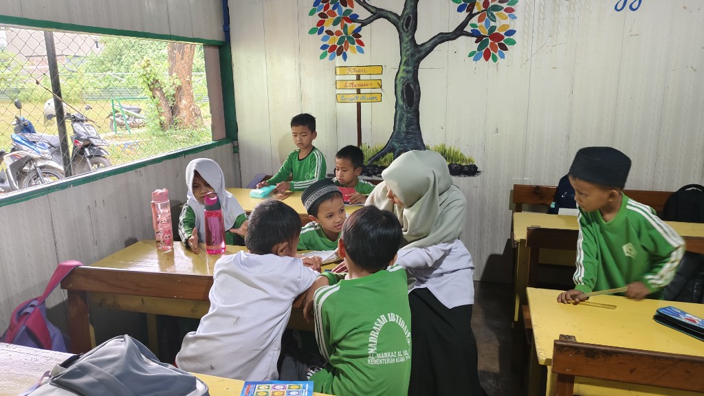 Penyuluh agama KUA Turikale saat bersama siswa MI Al-Markaz Maros (foto: ist)