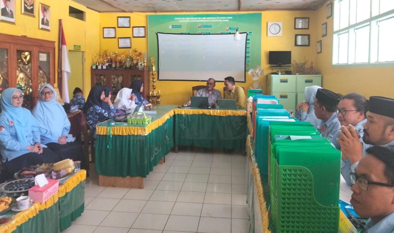 Proses akreditasi di ruang guru