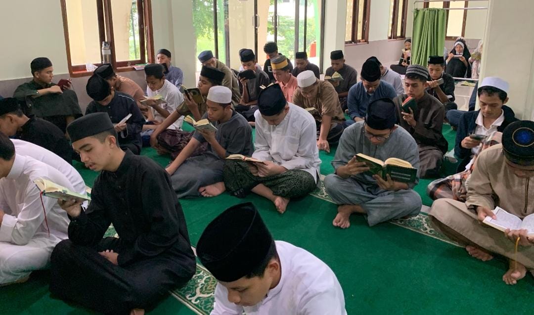 Suasana tadarus di masjid madrasah