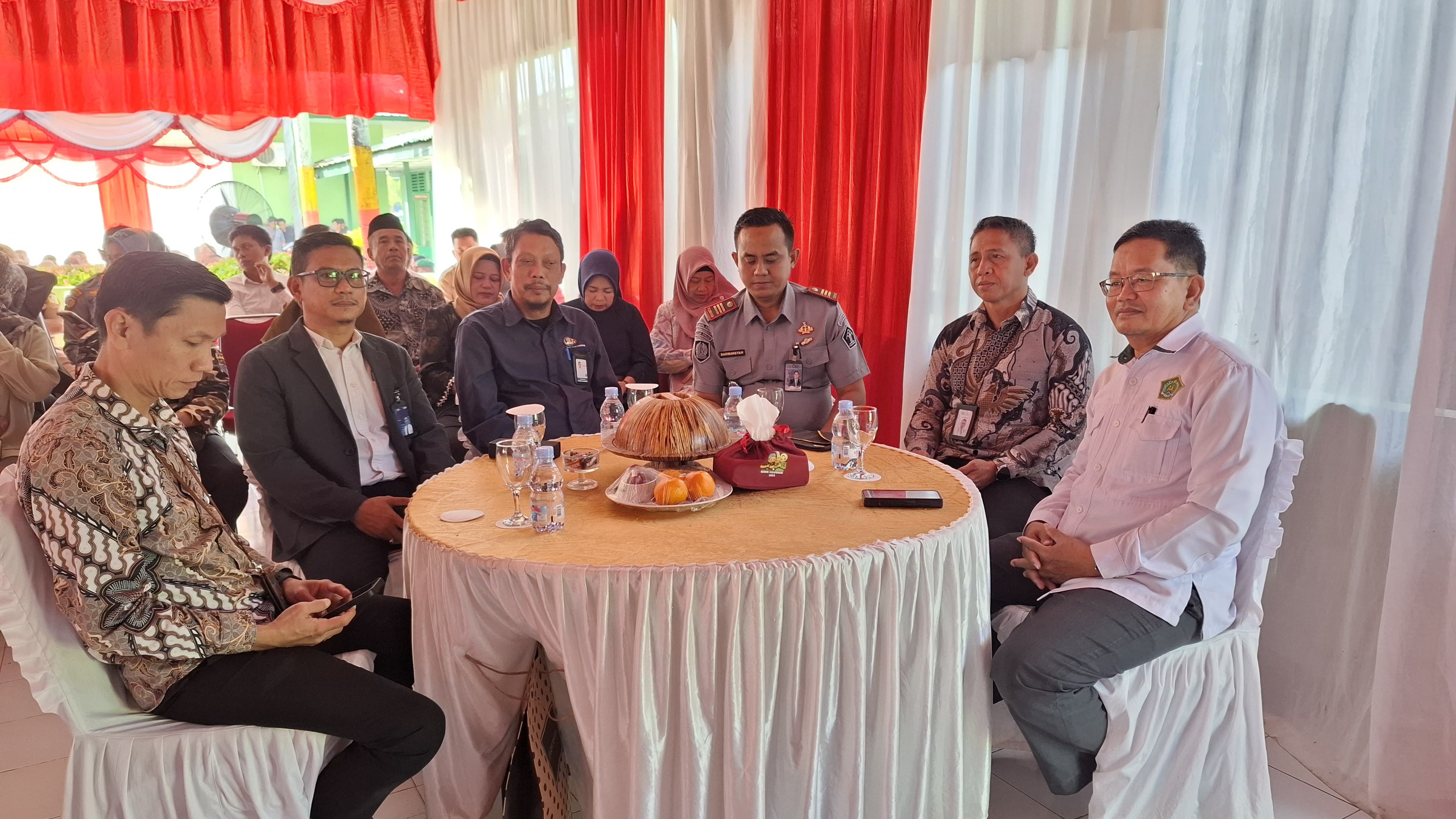 Kepala Subbag TU mewakili Kepala Kankemenag Sinjai hadiri lepas sambut Komandan Kodim 1424 Sinjai dari pejabat lama ke pejabat baru