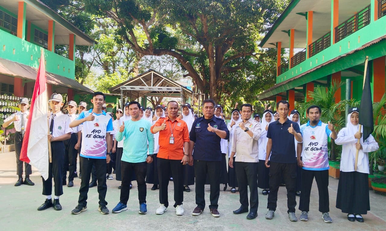 Pelepasan di halaman madrasah
