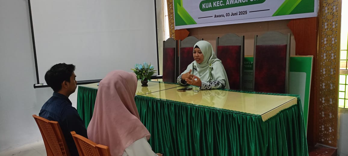 Satu Pasang Calon Pengantin Mengikuti Kursus Catin
