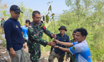 Kelompok Penyuluh Agama Hindu Kab. Sidrap Gelar Gerakan Menanam Pohon dan Peduli Lingkungan