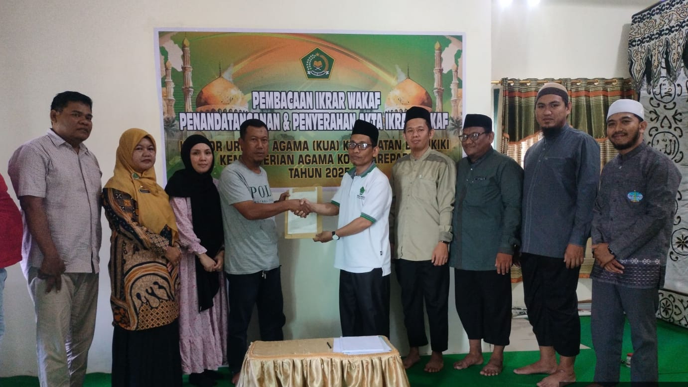 Penandatanganan dan Penyerahan e-AIW di KUA Kec. Bacukiki Kota Parepare
