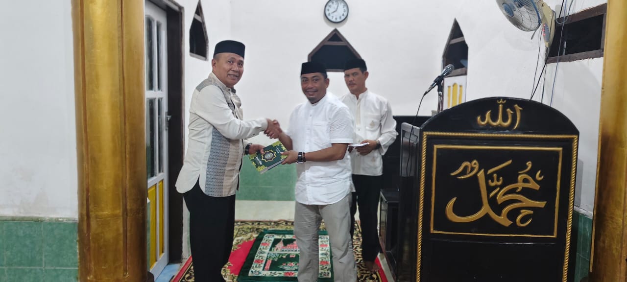 Pemyerahan Al Quran oleh Kakan Kemenag Bone