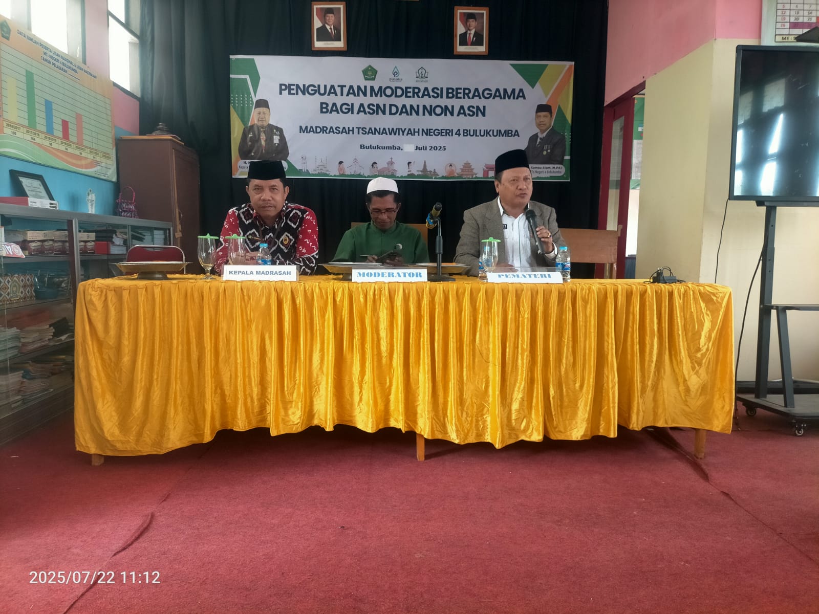 Kepala Kantor Kementerian Agama Kabupaten Bulukumba, H. Misbah bersamaDrs. KH. Tjamiruddin, M.Pd.I dan Dr. Ikhwan Bahar, S.Pd.I., M.Pd.