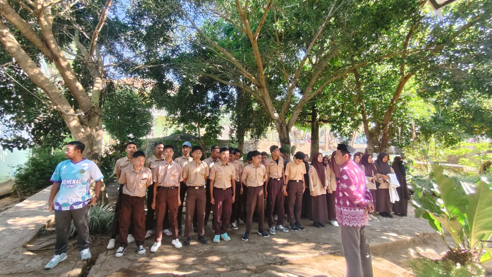 Para siswa saat pelepasan
