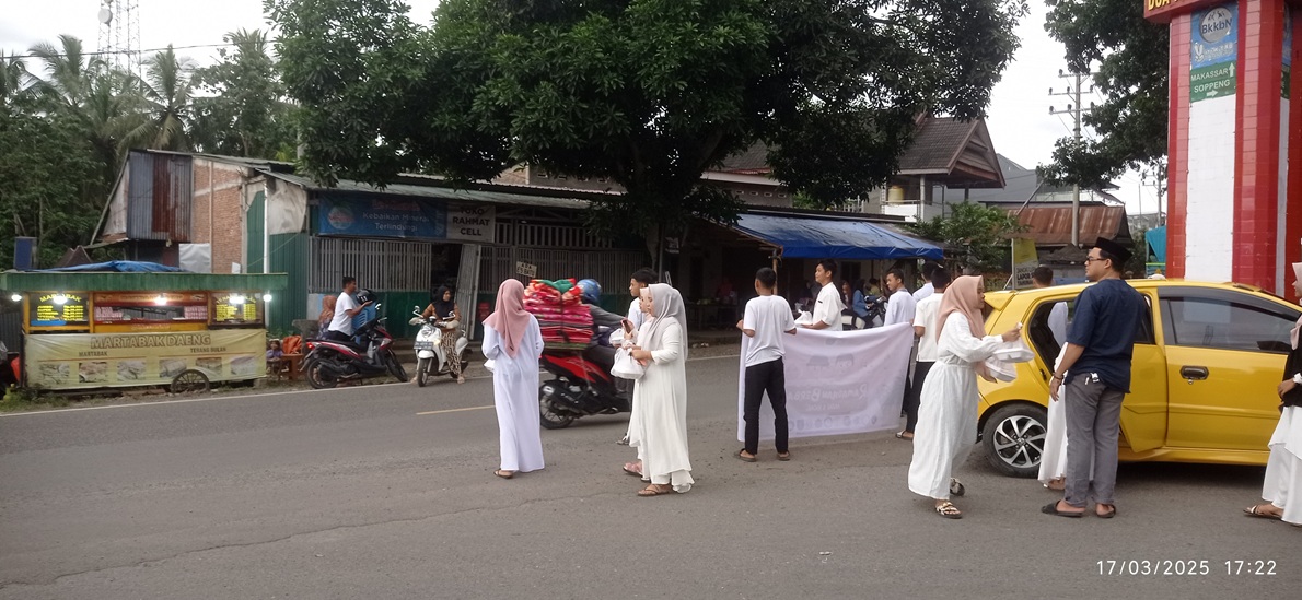 pembagian takjil yang dilakukan oleh siswa MAN 3 Bone