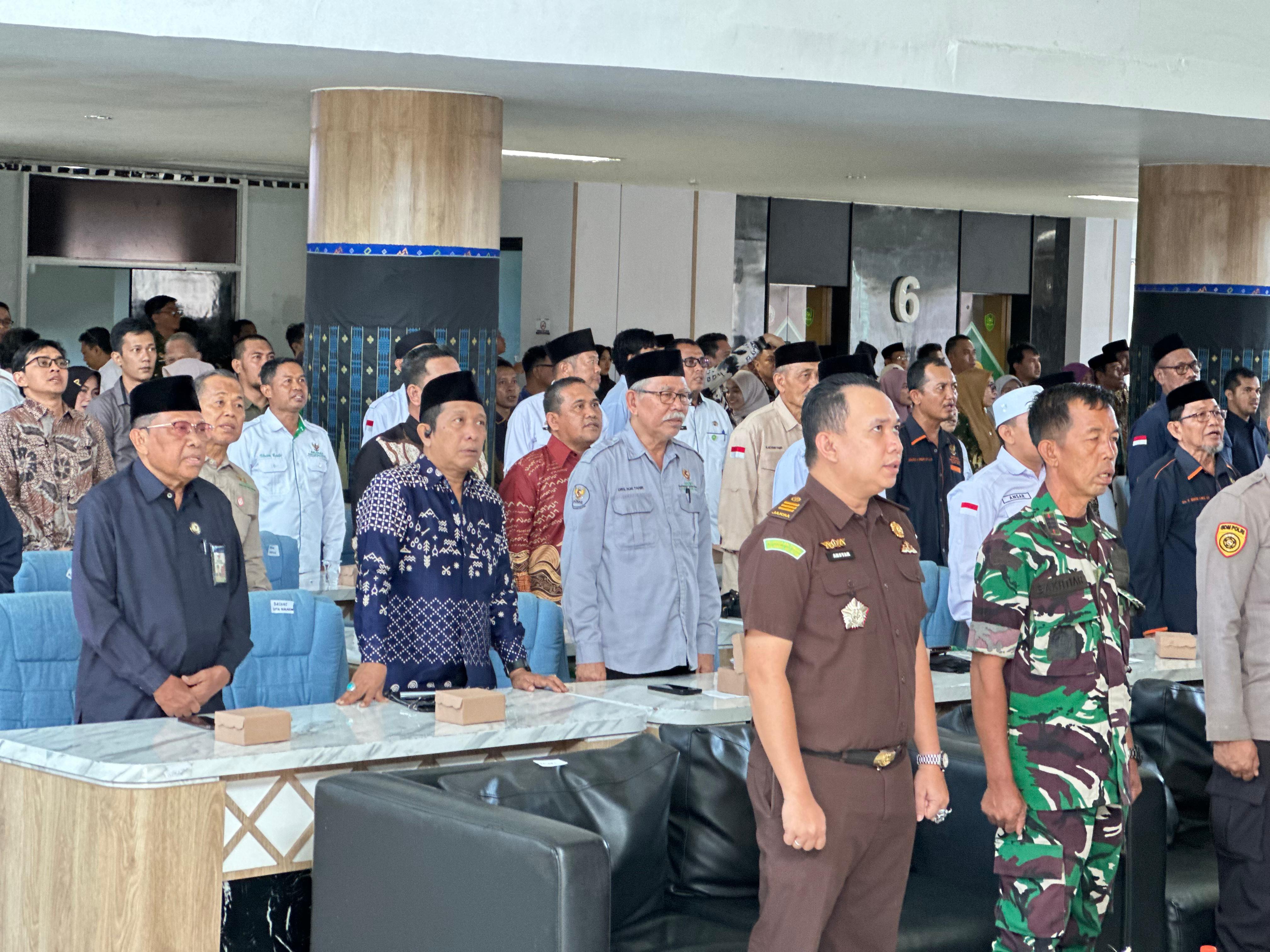 Kepala Kantor Kemenag Soppeng bersama jajaran Forkopimda dan pimpinan Baznas kabupaten/kota se-Sulawesi Selatan menghadiri peluncuran Program Kampung Zakat Balai Ternak Baznas dan Zakat Community Development di Kabupaten Barru, Rabu (05/11/2025).