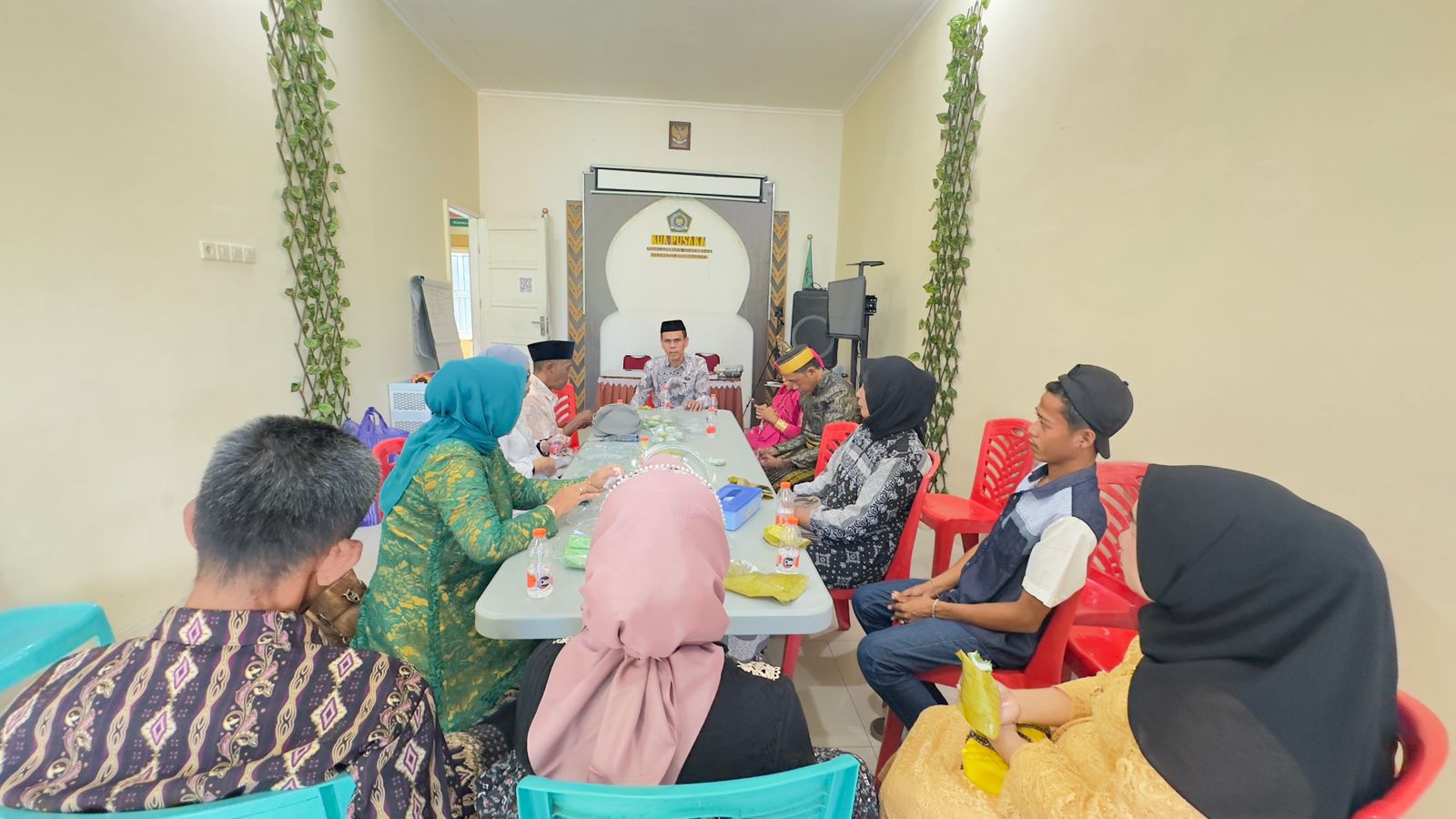 Momen menarik usai prosesi sakral Pernikahan di KUA Biringkanaya