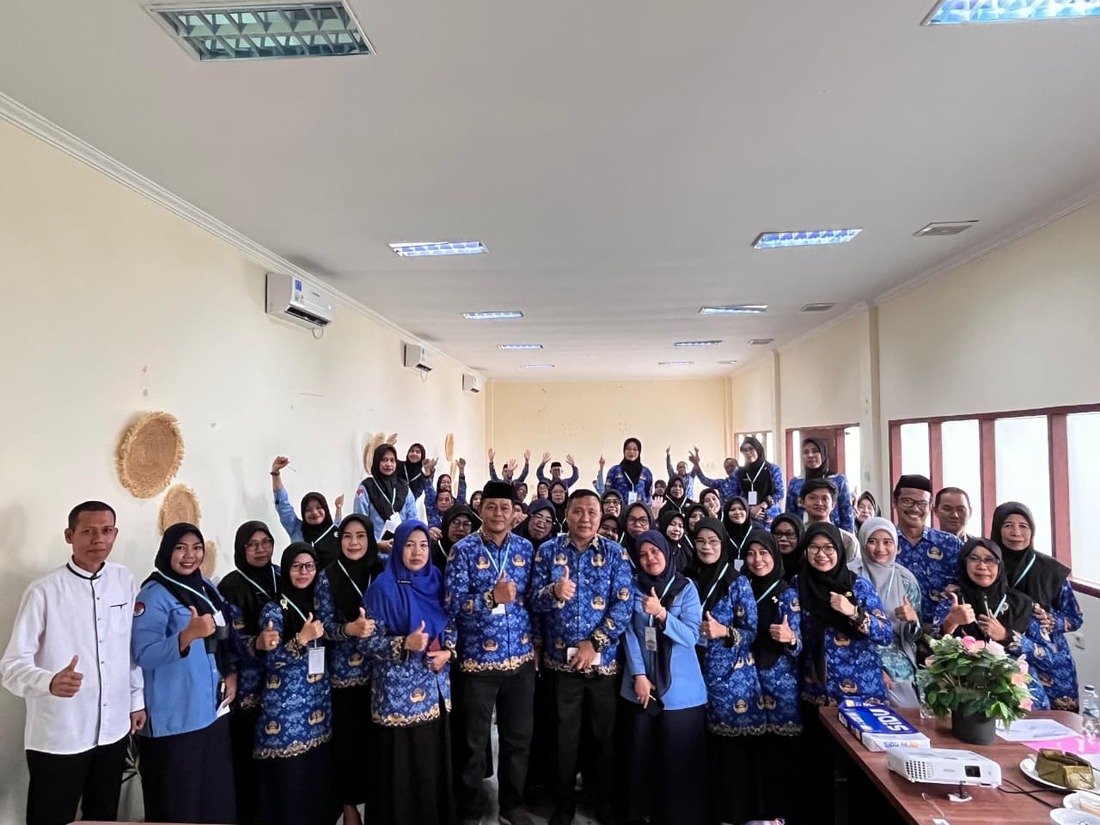 Foto bersama Kepala Kantor Kementerian Agama Kabupaten Bone dan para peserta workshop
