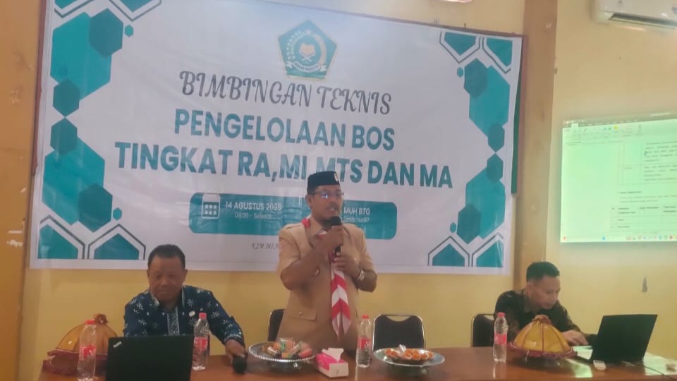 Kasi Pendidikan Madrasah Kemenag Bantaeng Buka Bimtek Pengelolaan BOP/BOS Tingkat RA, MI, MTs, dan MA pada Kamis, 14 Agustus 2025 (Foto: Penmad Kemenag Bantaeng)