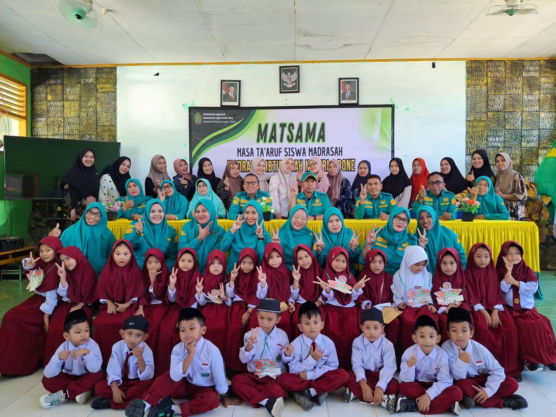 Foto Bbersama keluarga besar MIN 4 Bone dalam momen Pelaksanaan MATSAMA Tahun Pelajaran 2025/2026. Tampak para Guru, Orang Tua siswa, dan 24 Peserta didik baru berpose penuh kebersamaan dan semangat menyambut awal perjalanan di Madrasah.