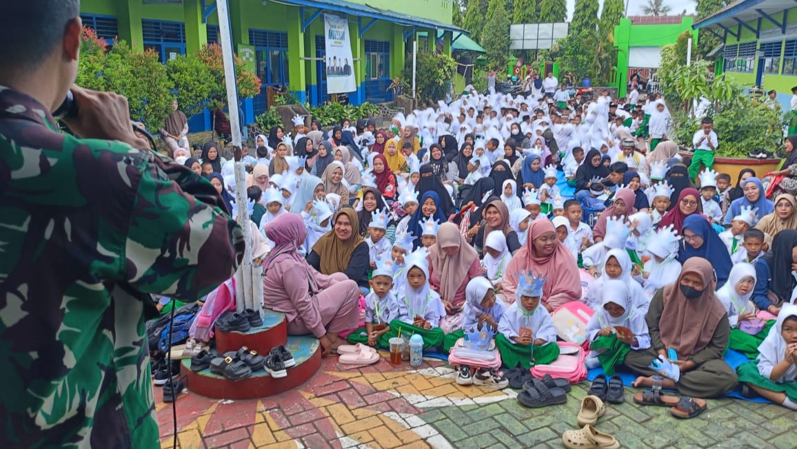 Suasana penuh keakraban di halaman madrasah