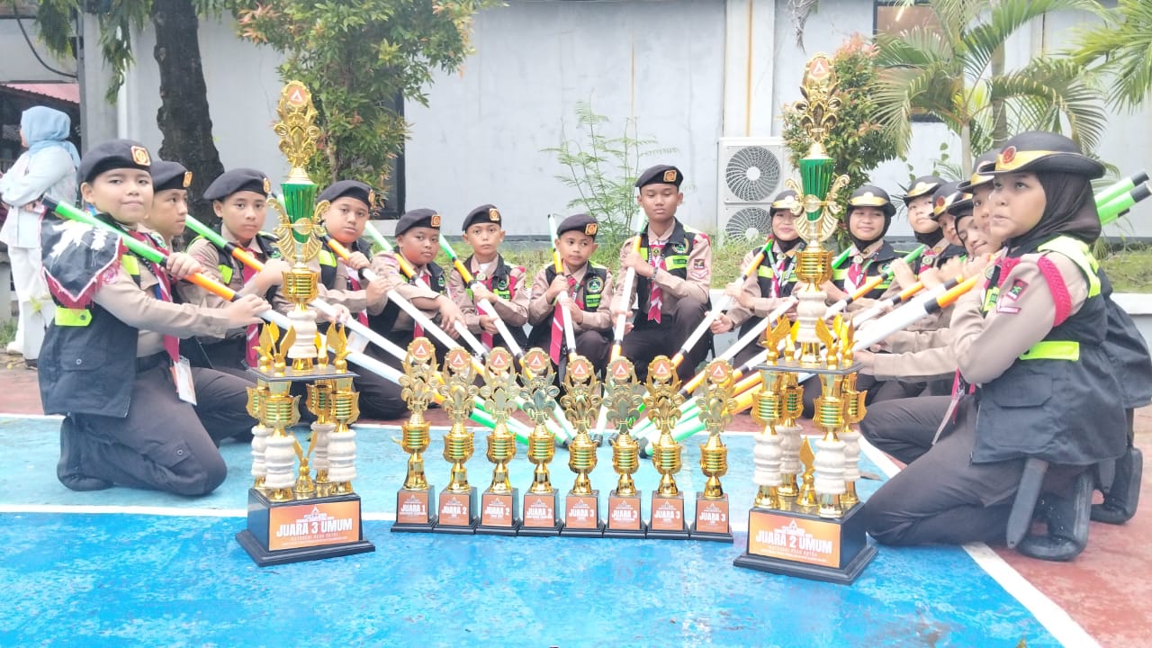 Siswa min satu Makassar foto bersama setelah menerima Piala Juata