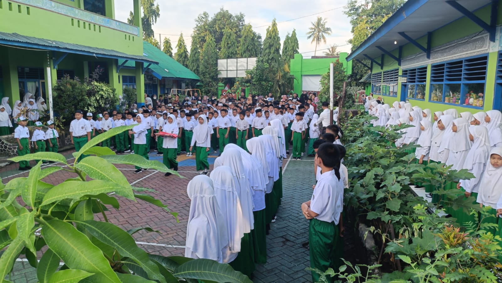 Suasana upacara di MIN Gowa