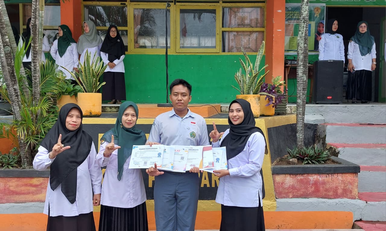 Siswa MAN 2 Kota Parepare Terima Penghargaan