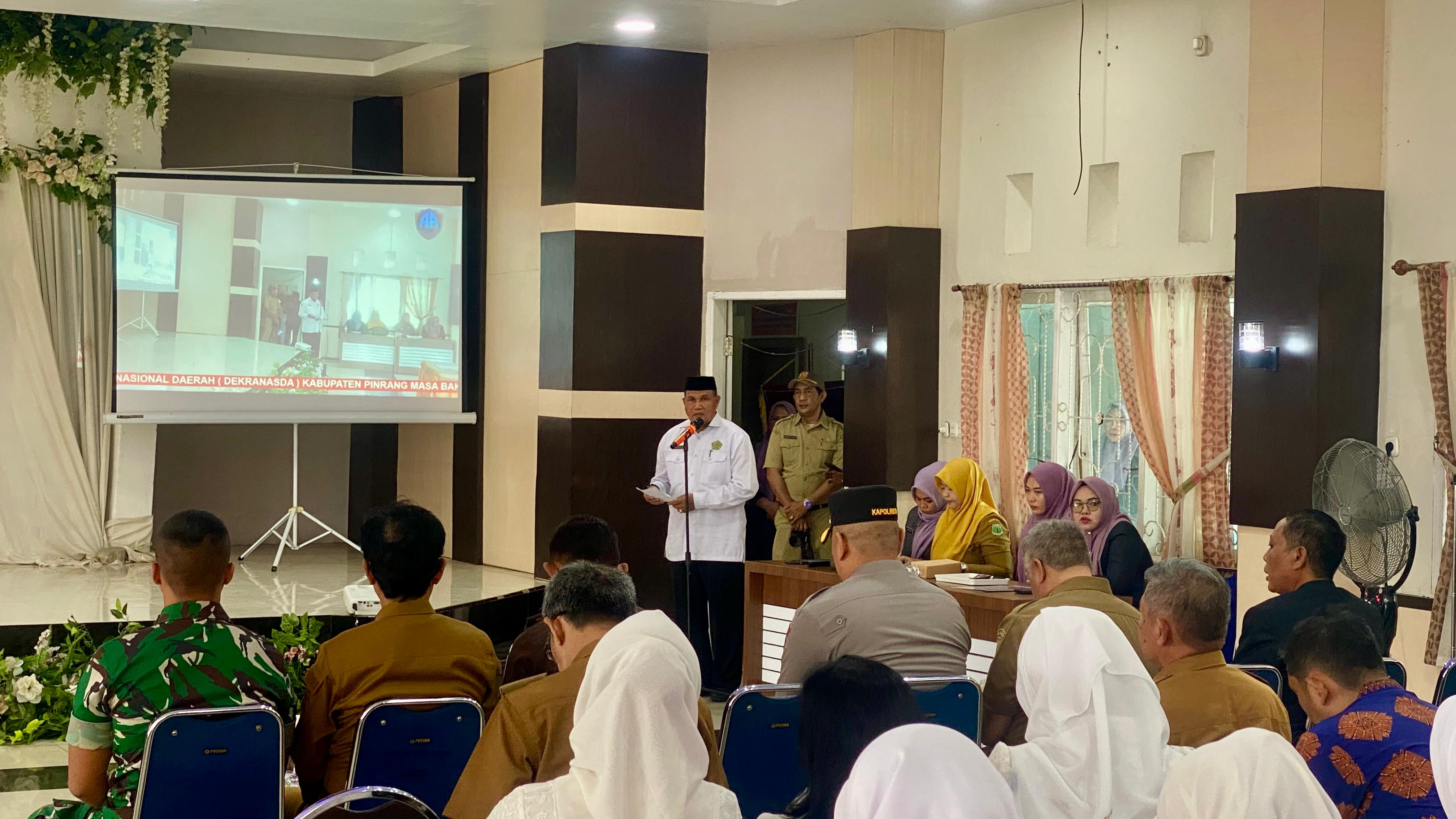 Kasubag TU Kemenag Pinrang, Drs. H. Munta, M.Pd.I Pimpin Doa di Pelantikan Pengurus Dekranasda