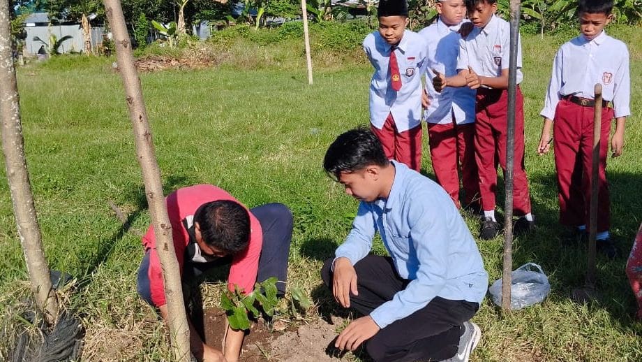 Kepala MIS Darul Istiqamah Bulukumba, Supriadi terjun langsung melakukan penanaman pohon