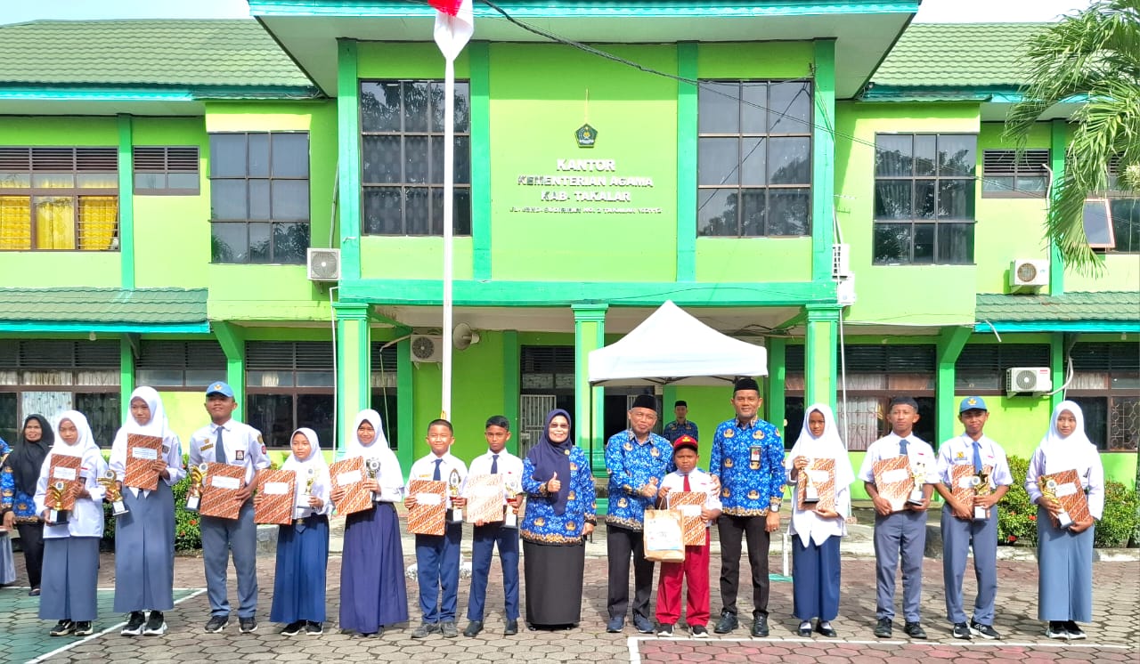 Momen pemberian penghargaan kepada pemenang Lomba Pai Fair tingkat kabupaten Takalar