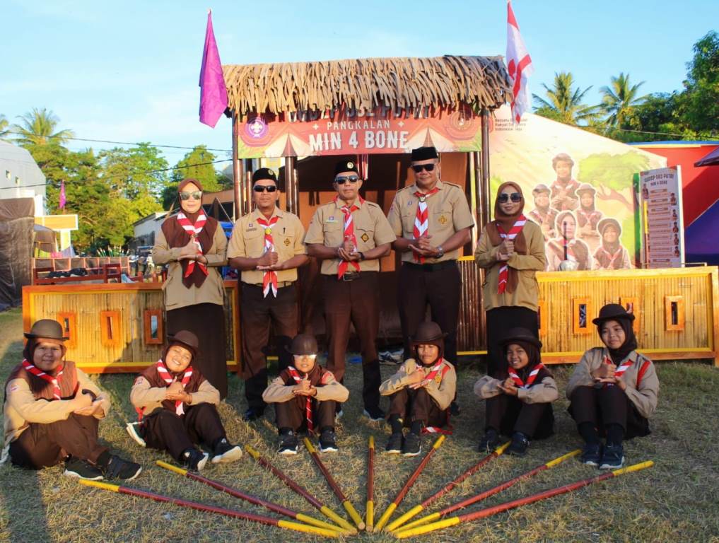 Anggota Pramuka MIN 4 Bone berpose kompak di depan pangkalan mereka usai mengikuti Upacara peringatan Hari Pramuka ke-64 di Bumi Perkemahan Caligo Unyi, 14 Agustus 2025.