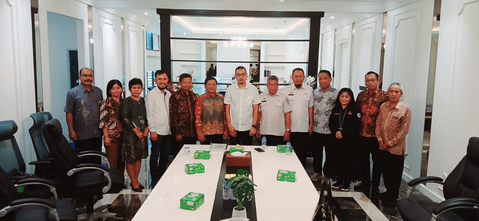Penyelenggara Kristen Kemenag Kota Makassar bersama Sekda Kota Makassar Setelah melaksanakan Audiensi