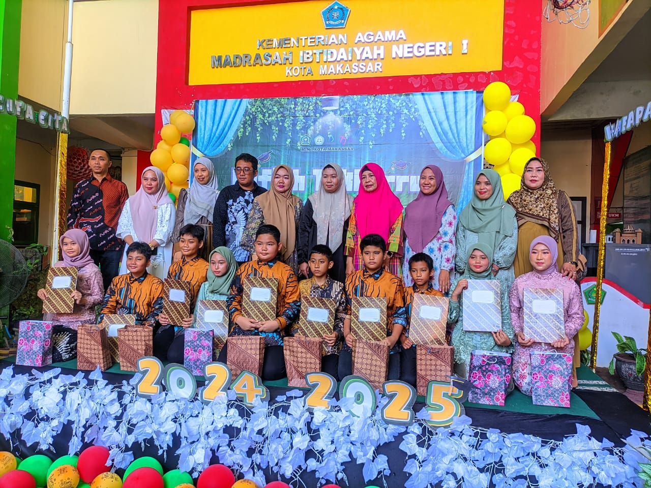Siswa min 1 Kota Makassar bersama orang tua siswa