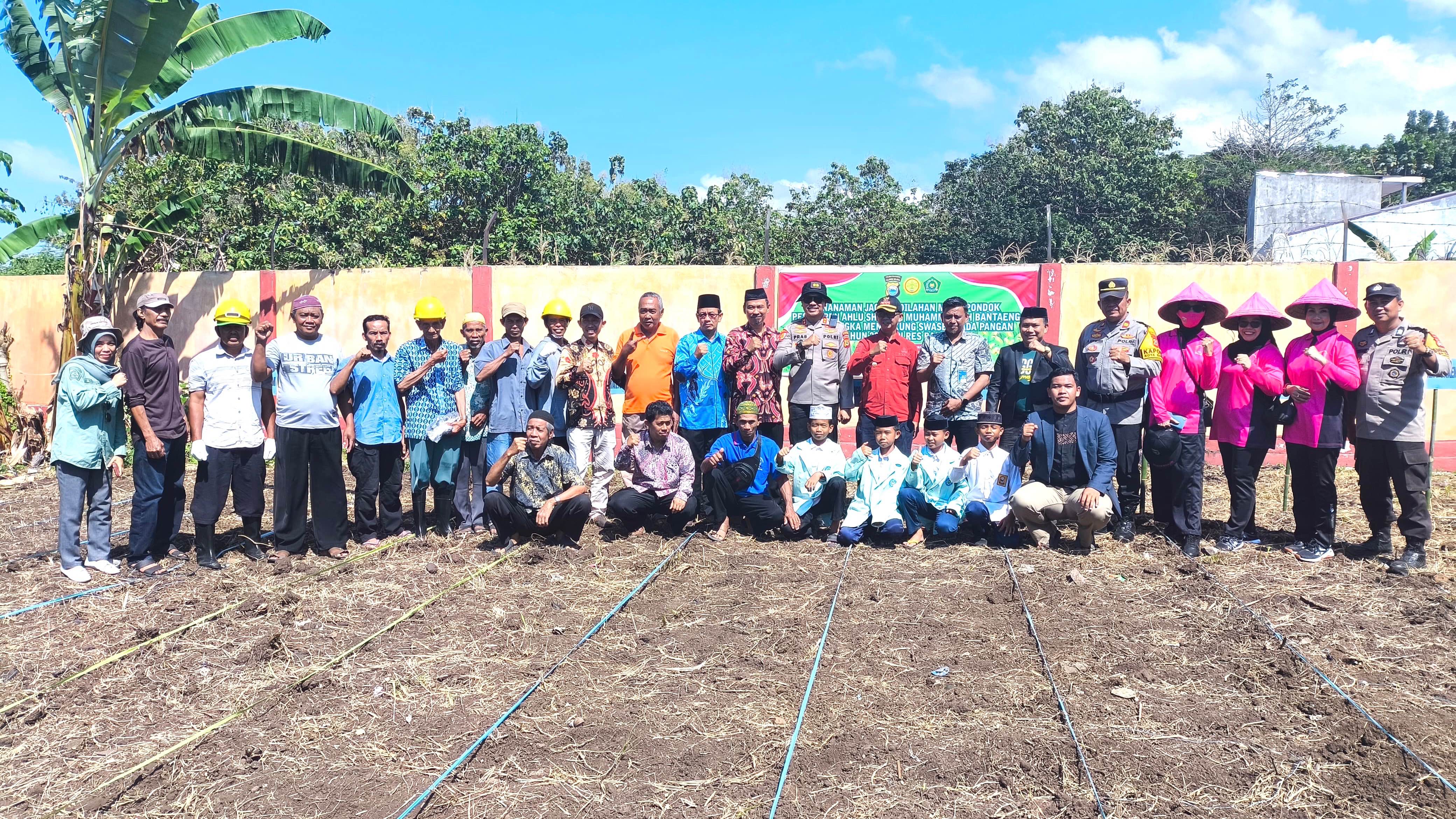 Kemenag Bantaeng Dukung Penanaman Jagung di Ponpes Ahlu Suffa Muhammadiyah Bantaeng pada Kamis, 7 Agustus 2025 (Foto: PD Pontren)