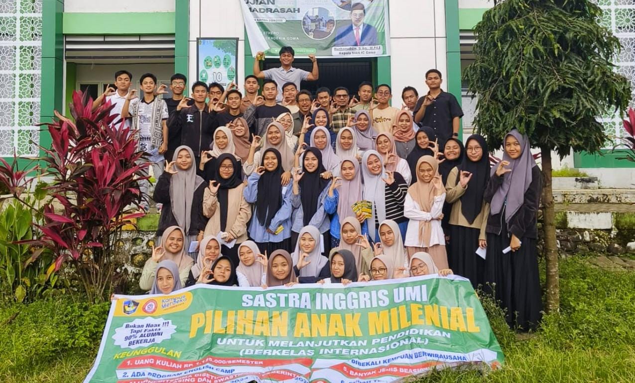 Para siswa foto bersama mahasiswa UMI