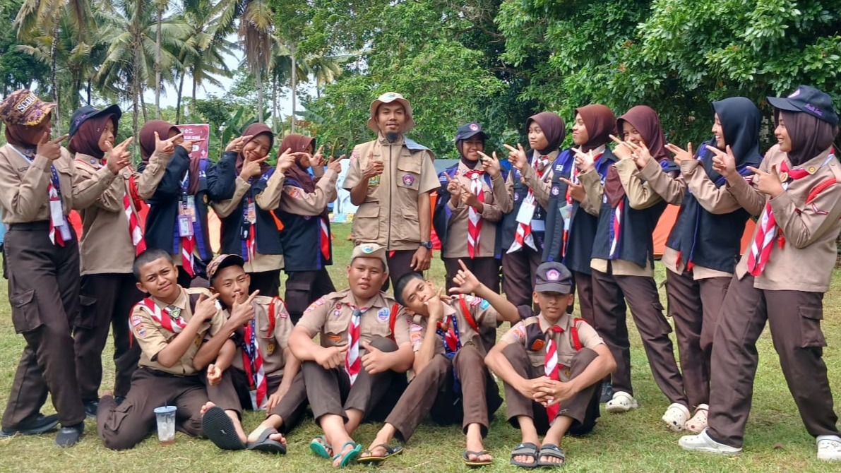 Diklat Anggota Baru Pramuka MTsN 1 Bone Resmi Digelar: Siraman Kenang Peresmian Anggota Baru
