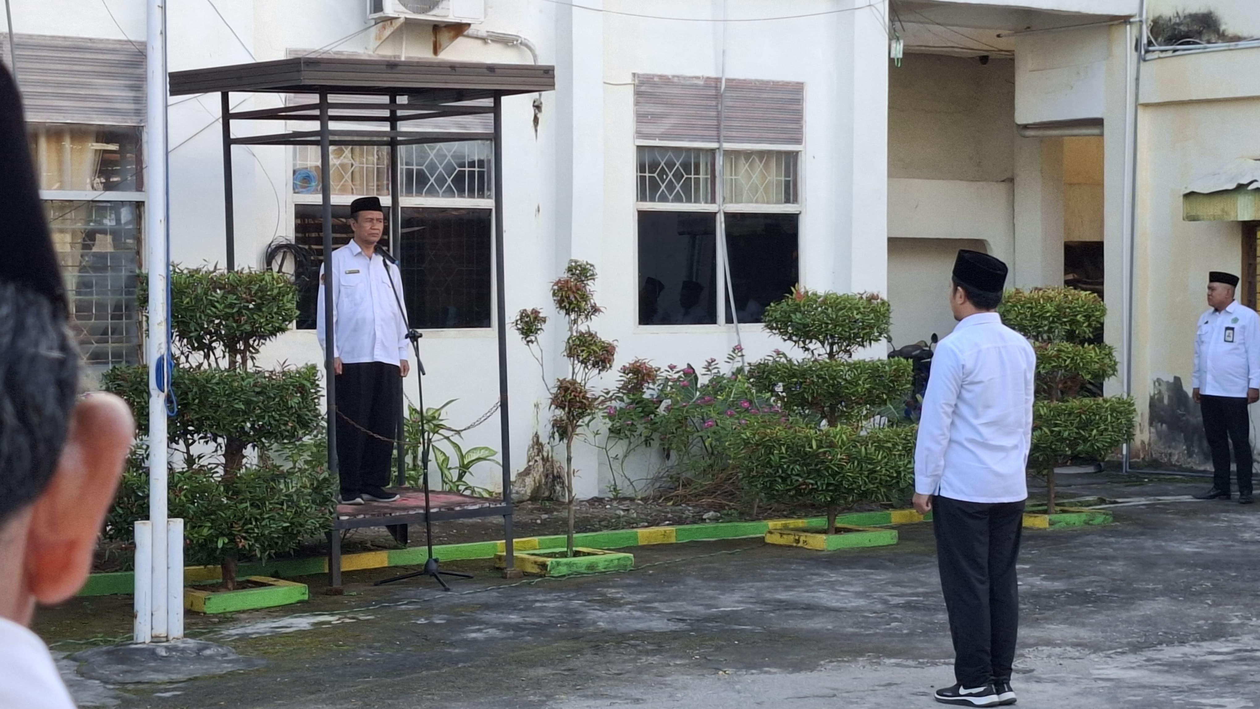 Kepala Sub Bagian Tata Usaha, Drs. H. Arifin, M.Pd.I, memimpin Apel Kemenag Bulukumba