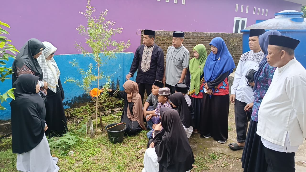 Kegiatan Go Green KUA Pusaka Bantimurung di SDN 72 Pakalu (foto: ist)