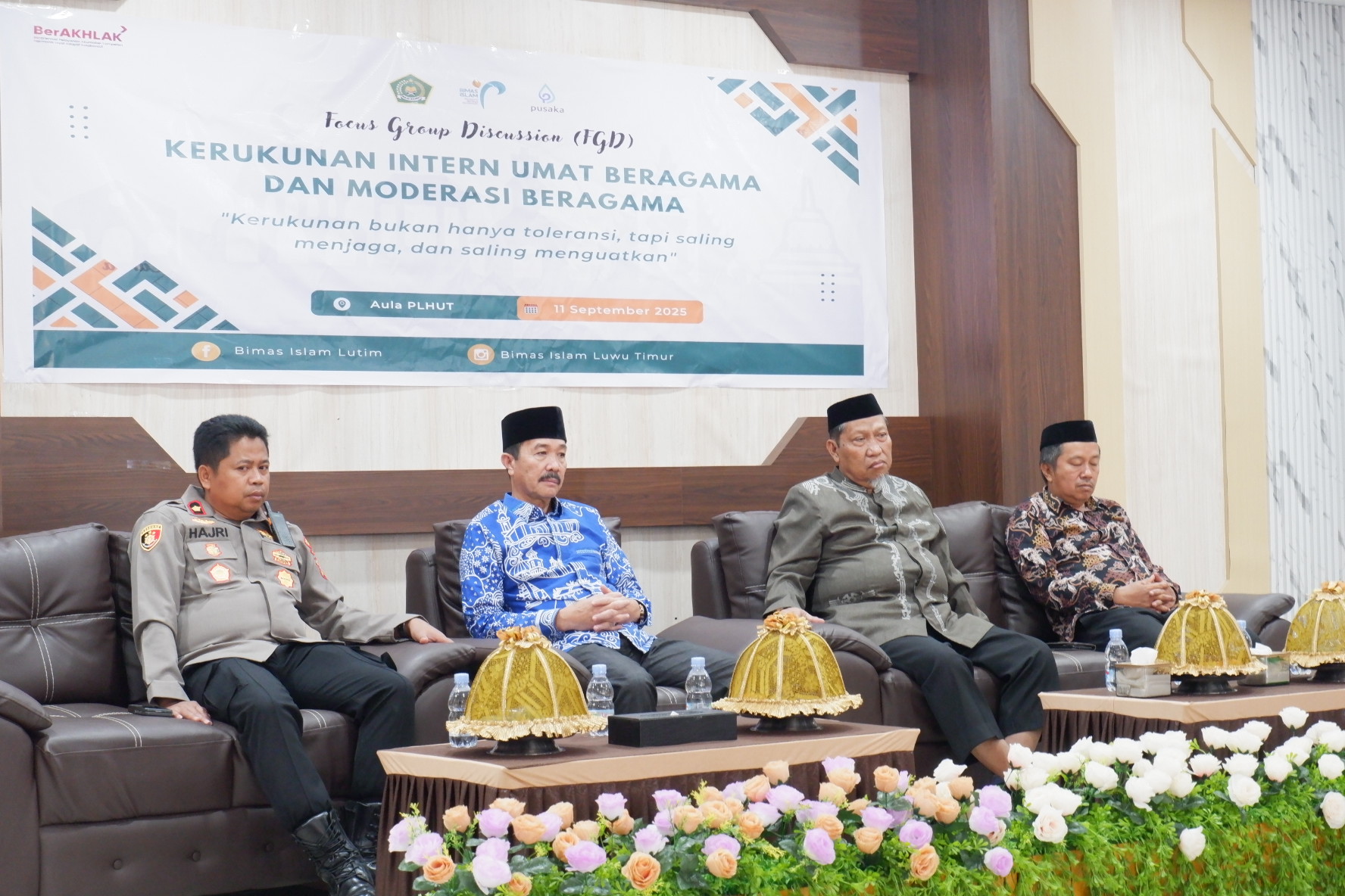 Kakankemenag Lutim bersama Wakapolres dan tokoh agama pada pembukaan FGD Kerukunan Intern Umat Beragama dan Moderasi Beragama