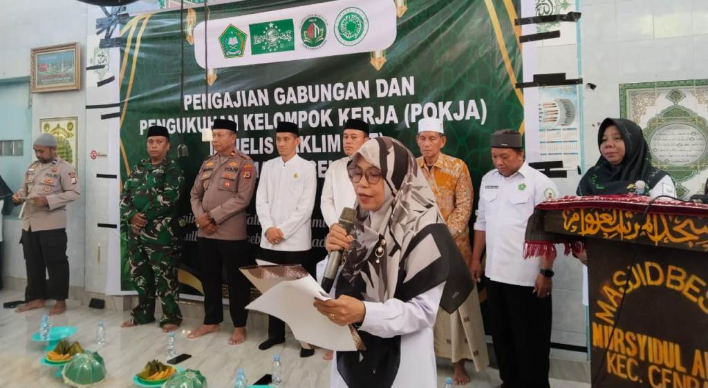 sitti Hajirah dari Pokja Kabupaten Bone saat mengukuhkan Pokja Majelis Taklim Kecamatan Cenrana.