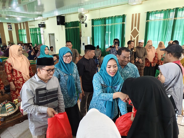 Lebaran Yatim & Difabel, UPZ Kemenag Sidrap Kolaborasi Baznas Serahkan 220 Paket Sembako