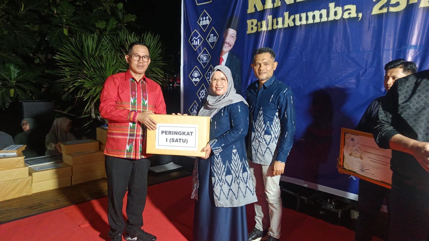 Ketua Tim SDM Kemenag Takalar saat menerima penghargaan