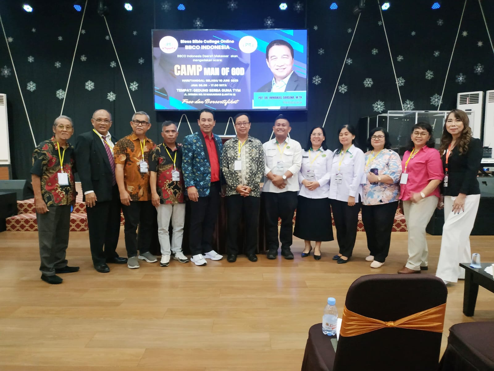 Saat foto bersama dengan peserta dan narasumber