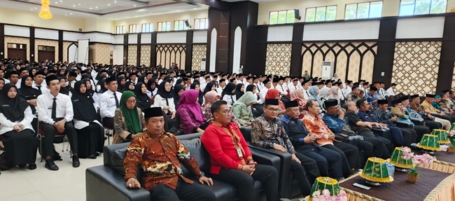 Kakan Kemenag Sidrap Hadiri Penyerahan SK CPNS di Asrama Haji Sudiang