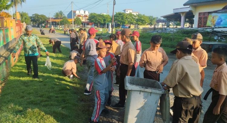 kegiatan kerja bakti membersihkan lingkungan madrasah di MIN 2 Sinjai
