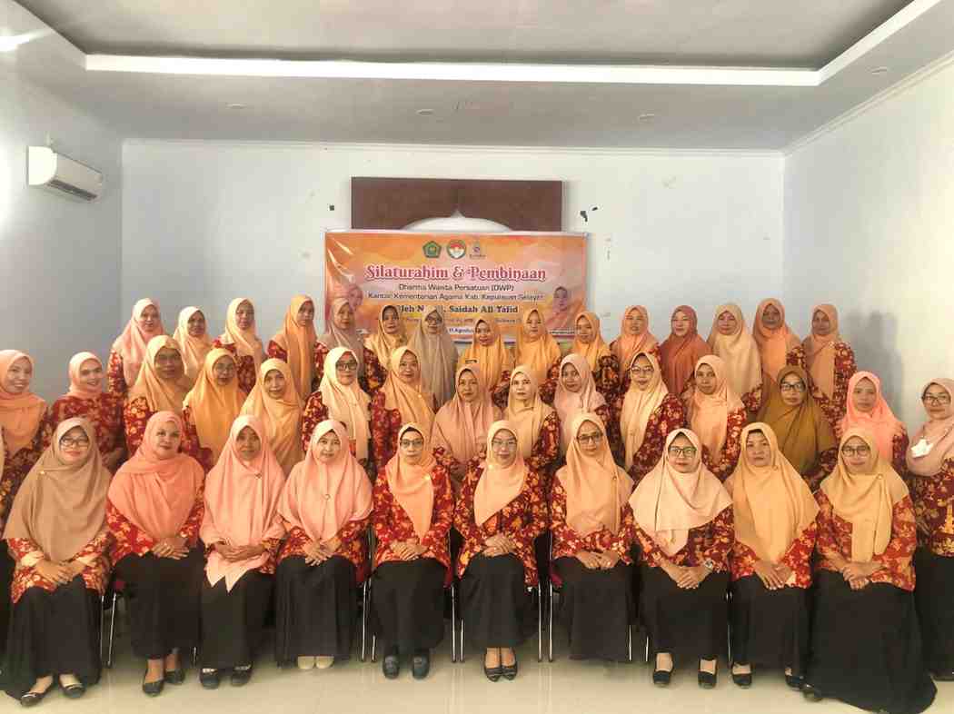 Foto Bersama Ketua DWP Kantor Wilayah Kemenag Sulsel