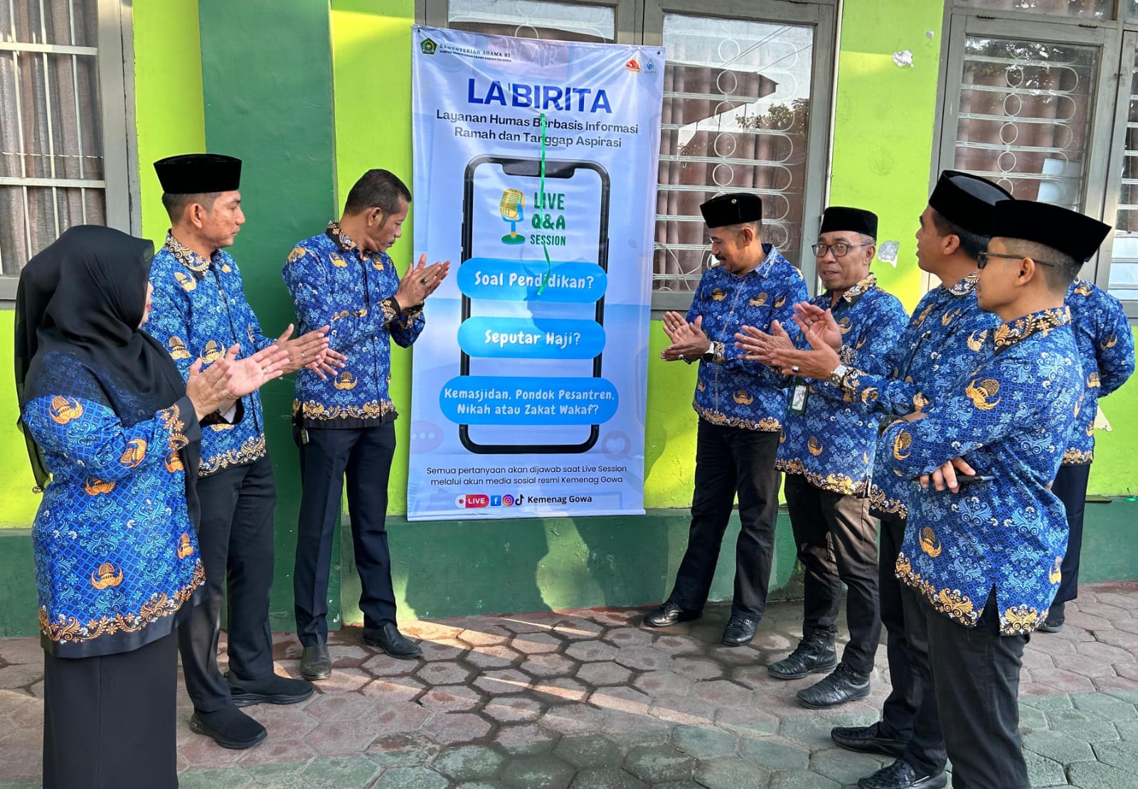 Suasana launching di halaman kantor