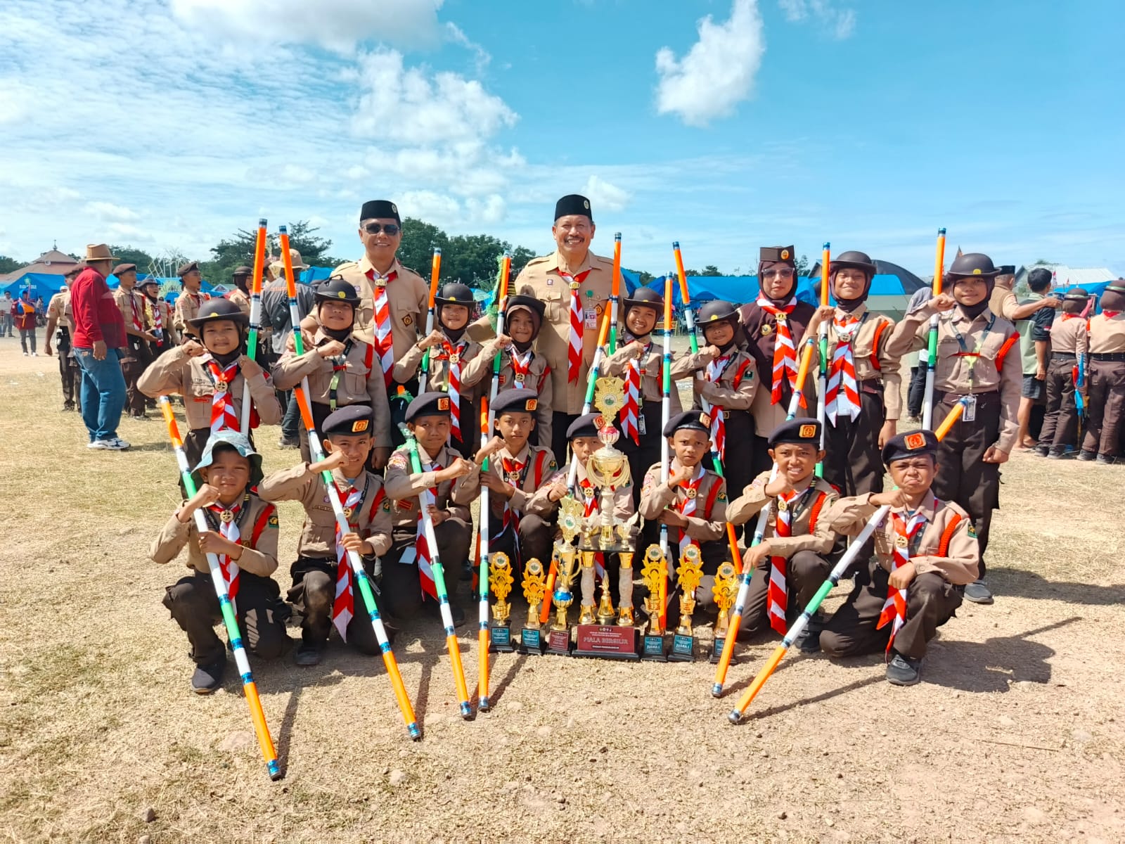 Foto bersama Tim Onic Scout MIN 1 Bulukumba, Kakanwil Sulsel, Kasi Penmad Bulukumba, Kamad MIN 1 Bulukumba