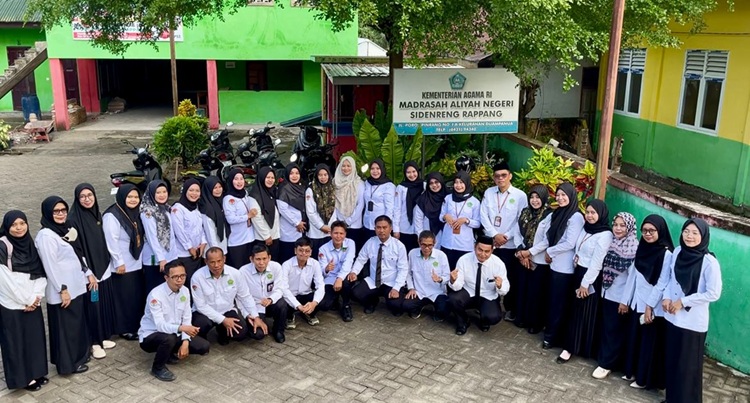 Hari Pertama Sekolah, Keluarga Besar MAN Sidenreng Rappang Abadikan Momen Lewat Foto Bersama